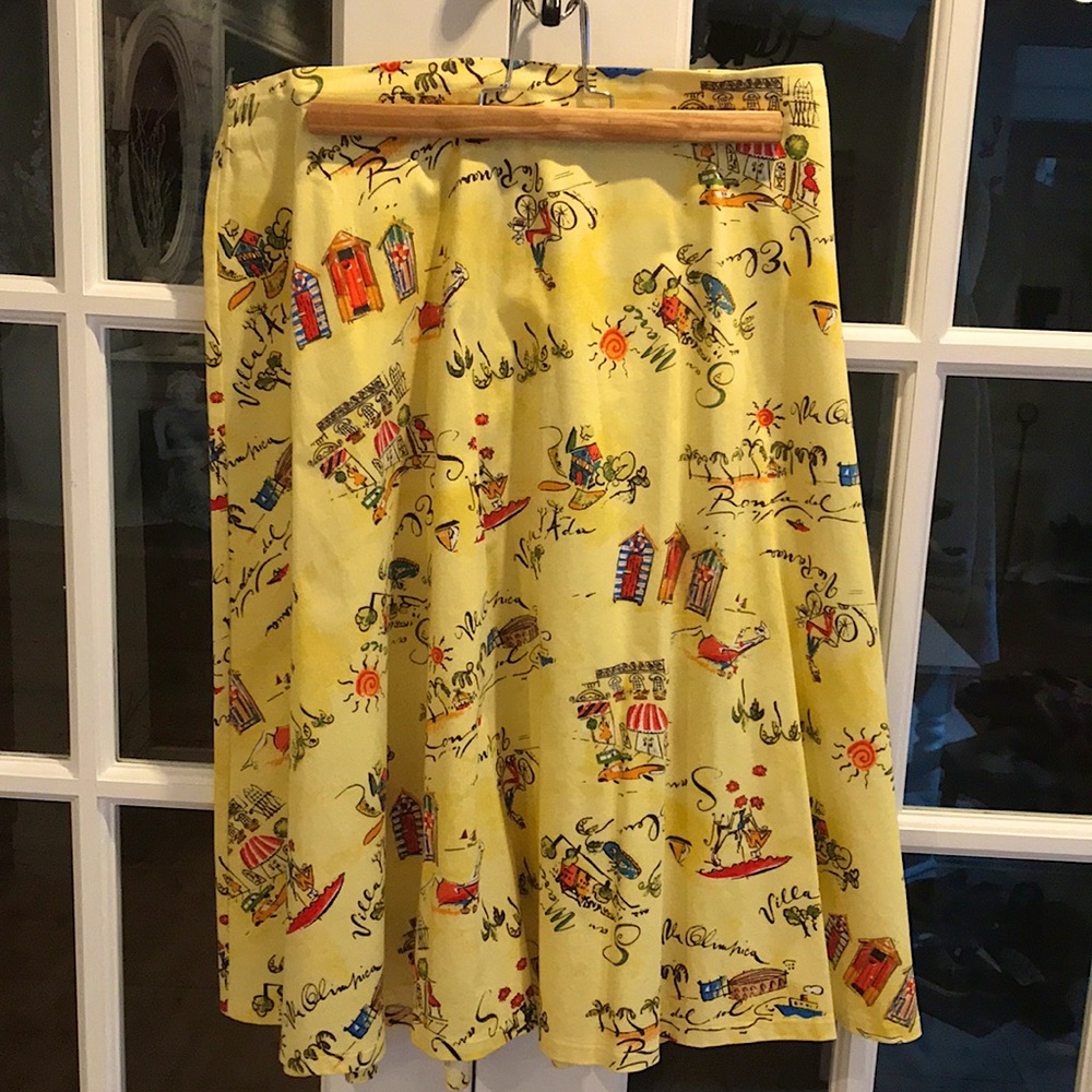 🛍️ $8 Beautiful yellow summer fun scene skirt